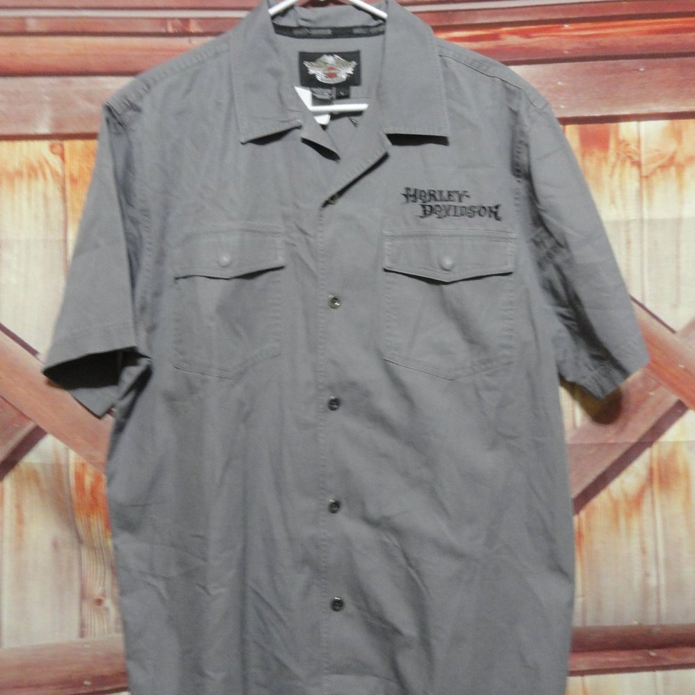 Harley Davidson Embroidered Button Down Work style shirt. EUC~Graphic